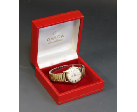 A 1960'S GENTLEMAN'S OMEGA CONSTELLATION AUTOMATIC CALENDAR WRIST WATCH, champagne dial with gold baton markers, in gold capp