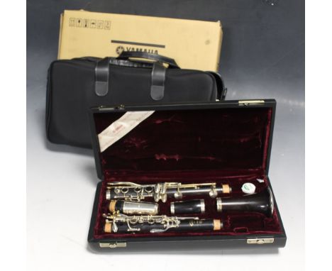 A CASED YAMAHA 650 CLARINET, in hard carry case and soft carry bag. 