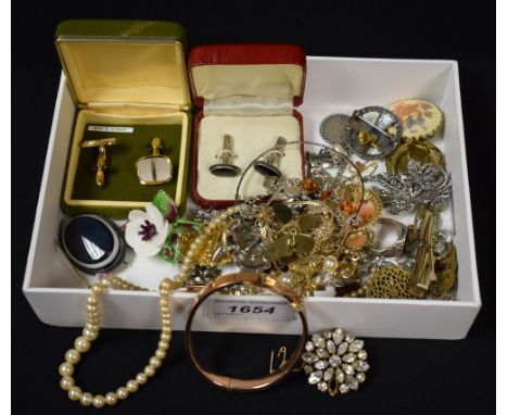 Jewellery - a 9ct gold cameo pendant necklace; others cross, etc, part unmarked;  a 9ct gold hollow hinge bangle etc, 23.4g g