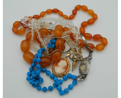 A quantity of vintage jewellery