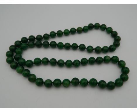 A jade bead necklace. 80 cm long.