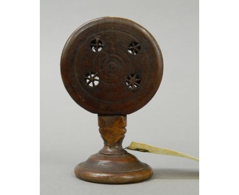 A 19th century treen straw plaiter's tool. 7.5 cm high.