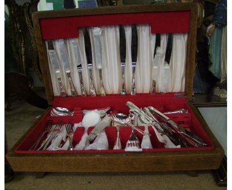 Oak Cased Insignia Plate Cutlery Canteen: 