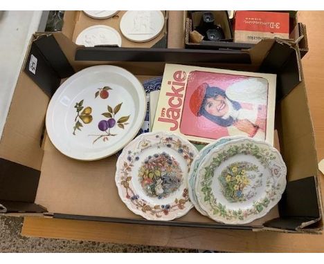 A mixed collection of items to include: Brambley hedge season plates, picnic plate, Royal worcester oven dish, jackie annuals