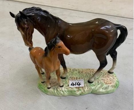 Beswick mare and foal on ceramic base: model 953 