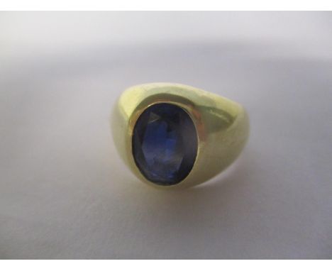 A gents 14ct gold ring inset with an oval cut synthetic sapphire, with certificate 