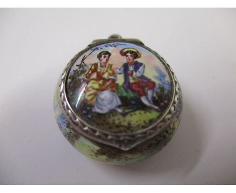 An Austrian silver gilt and enamel vinaigrette of circular form decorated with a couple in a country setting 2.2cm dia, 10.50