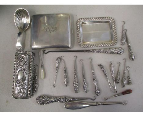 Mixed silver items to include a cigarette case, a caddy spoon, button hooks, a trinket box and a small dish 