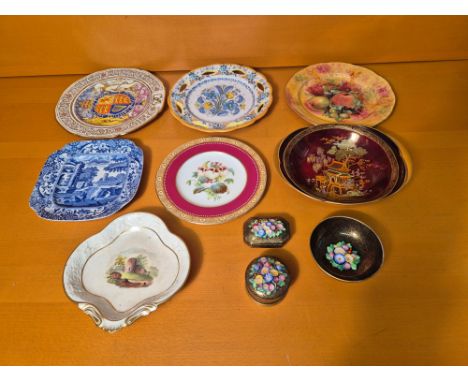 Decorative flatwares and porcelain to include Spode Italia, Carltonware, Doulton, etc.
