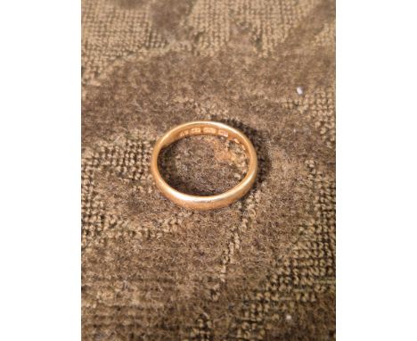 22ct gold wedding band, 4.04g, size K.
