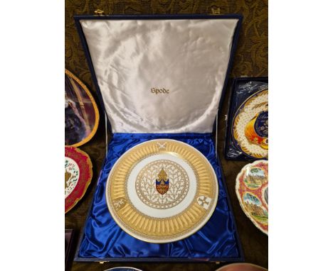 Spode Lincoln Cathedral plate together with various Royal commemorative collectors plates.