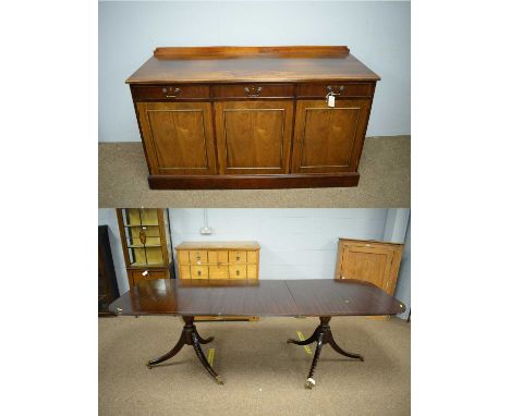 A 20th Century Georgian style twin pedestal dining table, with moulded top and reeded edge, above a pair of columns with outs