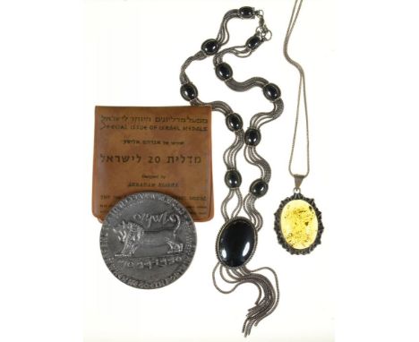 AN ISRAELI COMMEMORATIVE MEDALLION INSCRIBED 'THE SIX DAYS WAR 5.6-10.6.67', IN CASE INSCRIBED 'THE 20TH ANNIVERSARY OF ISRAE