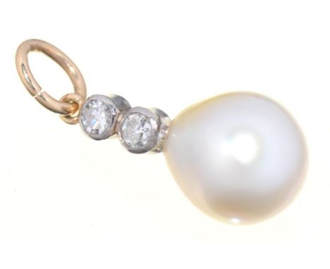 A DROP SHAPED PEARL AND DIAMOND PENDANT, IN GOLD, 1.8 CM LONG APPROX INCLUDING BALE, 1G++IN GOOD CONDITION