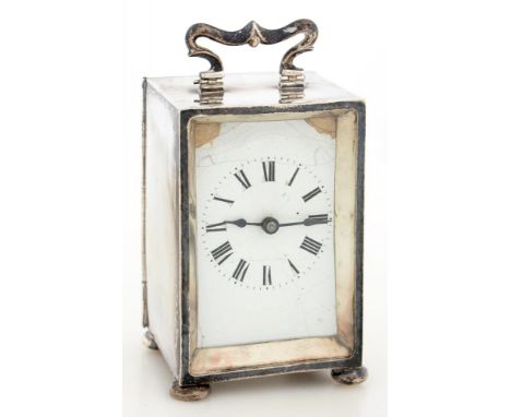 A GEORGE V SILVER CARRIAGE TIMEPIECE, 12.5 CM H, FRENCH MOVEMENT, CASE BY WALKER &amp; HALL, BIRMINGHAM 1922++TARNISHED. ONE 