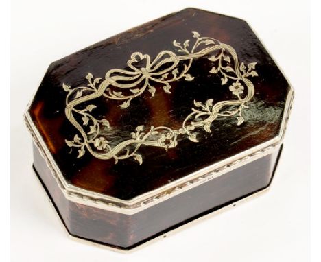 AN EDWARD VII SILVER INLAID TORTOISESHELL INSET SILVER SNUFF OR OTHER BOX, 6.5 CM W, BIRMINGHAM 1907++TORTOISESHELL WORN. INT