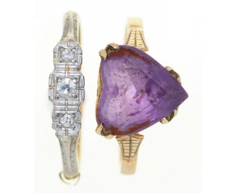 AN EDWARDIAN THREE STONE DIAMOND RING IN GOLD, MARKED 18CT AND PLAT, SIZE O, AND AN A HEART SHAPED AMETHYST RING IN GOLD MARK