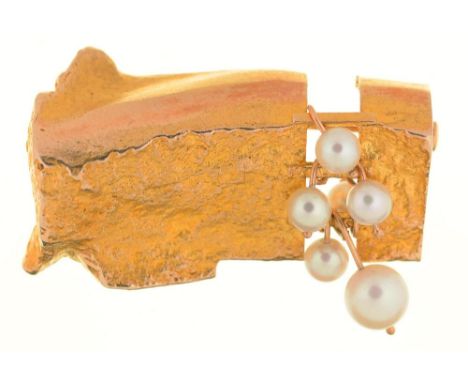 A SWEDISH RUSTIC TEXTURED GOLD BROOCH, WITH CULTURED PEARLS, MARKED 585, 3.5 CM APPROX, 13.5G++IN GOOD CONDITION, WITH LIGHT 
