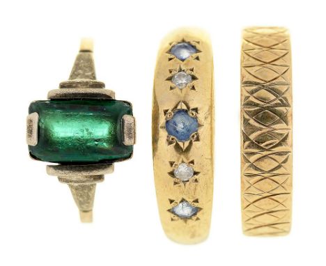 THREE GOLD RINGS COMPRISING AN ART DECO PASTE RING IN GOLD MARKED 9CT, SIZE O, A SAPPHIRE AND DIAMOND RING IN 9CT GOLD, SIZE 