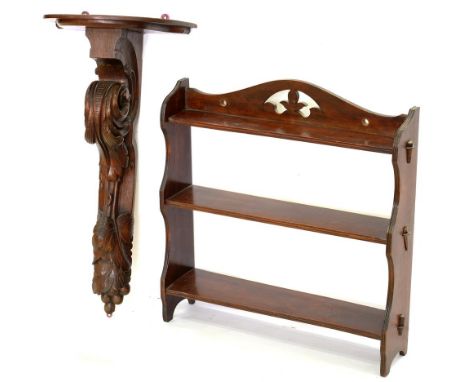 A VICTORIAN CARVED OAK WALL BRACKET, 70CM H AND A SET OF MAHOGANY HANGING SHELVES, 58CM W