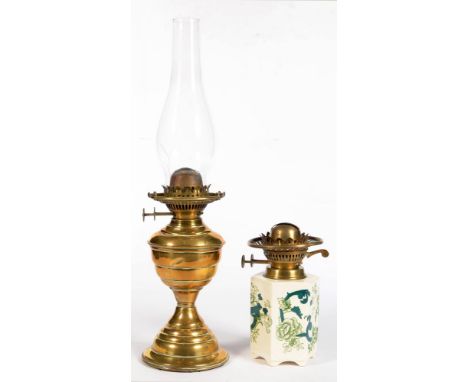 A BRASS OIL LAMP, 28CM H, EARLY 20TH C, AN HEXAGONAL MASON'S IRONSTONE CHARTREUSE PATTERN LAMP WITH EARLIER BRASS BURNER, MIS