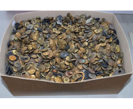 A BOX OF BRITISH BRASS UNIFORM BUTTONS, INCLUDING ROYAL NAVY, ROYAL MARINES LIGHT INFANTRY, ROYAL AIR FORCE AND MANY OTHERS, 
