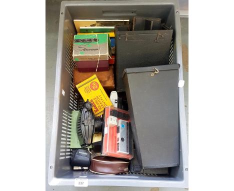 A COLLECTION OF VINTAGE ROLL FILM CAMERAS, INCLUDING BOYER BLACK BAKELITE 120/620, BOX CAMERAS, PENTAX, VIEWERS, KODAK INSTAM