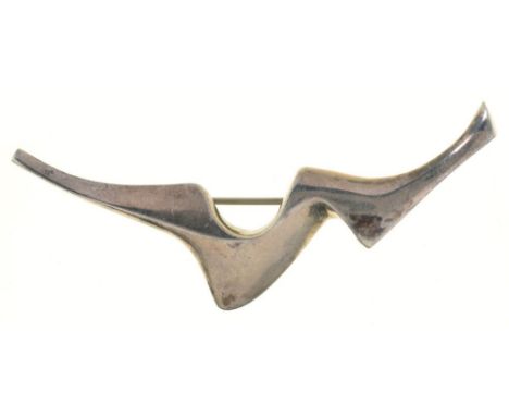 A  MODERNIST SILVER BROOCH BY ERNEST BLYTH FOR IVAN TARRANT, BIRMINGHAM 1988, SIGNED, 6.5 CM LONG, 16.5G++WITH LIGHT WEAR AND