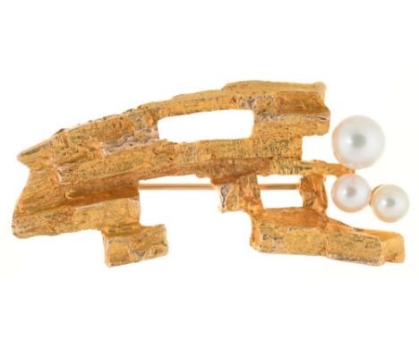A SWEDISH RUSTIC TEXTURED GOLD BROOCH, SET WITH CULTURED PEARLS, MARKED 585, 4.5 CM APPROX, 8G++IN GOOD CONDITION, WITH LIGHT
