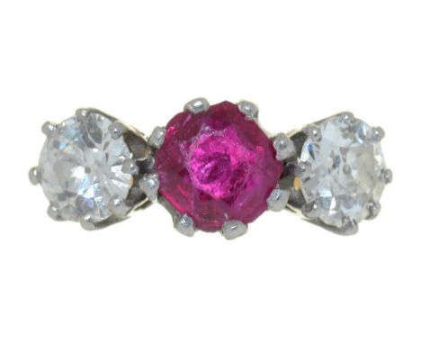 A RUBY AND DIAMOND RING IN GOLD, MARKED 18CT, 6G, SIZE Q++RUBY FACETS ABRADED