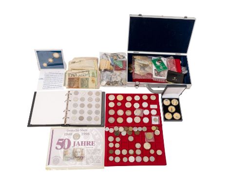  Größerer Sammlerposten mit vielen Münzen, Medaillen  und auch Banknoten. Darunter 1 Alukoffer, 1 Album, Schatullen und Beut