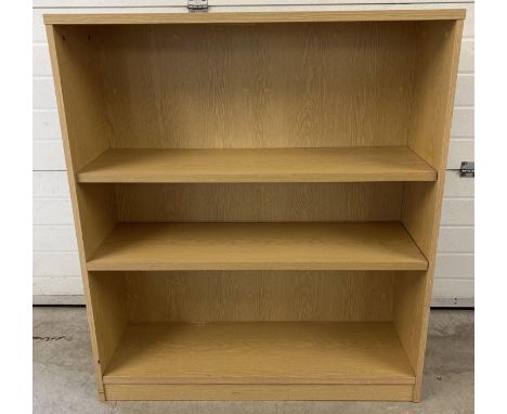 A modern light wood effect large 3 shelf bookcase, with 2 adjustable shelves. Approx. 120.5cm tall x 105.5cm long. 