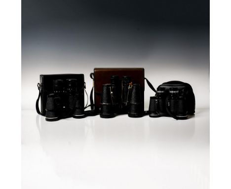 This lot includes three vintage binoculars with cases including: Pentax Binoculars 6 - 22x40 with a 5.5-degree field at 6x, m