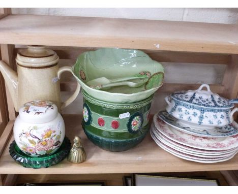 MIXED LOT TO INCLUDE A CARLTON WARE LEAF FORMED DISH, VARIOUS DECORATED PLATES, JARDINIERES, GINGER JAR ETC