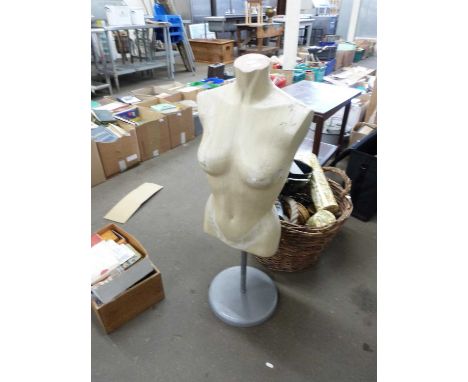 FEMALE HALF MANNEQUIN