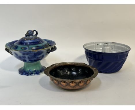A mixed group comprising, a large blue granite ware Bundlt mould (h-15cm w-25cm), a copper bowl with hammered decoration and&