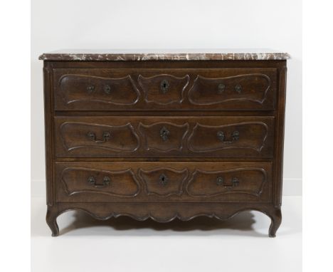 18th century Flemish chest of drawers with beautiful oak and good Louis XV molar work, finished with a marble top18e eeuwse V