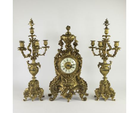 A three-piece gilt bronze mantelpiece garniture in Louis XV styleEen driedelige verguld bronzen schouwgarnituur in Lodewijk X