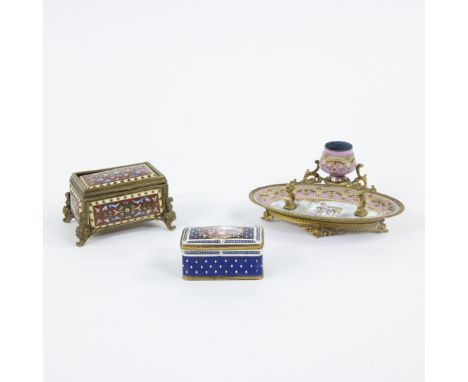 Collection of two boxes in enamel and cloisonné and inkstand in enamel, 19th centuryCollectie van twee doosjes in emaille en 