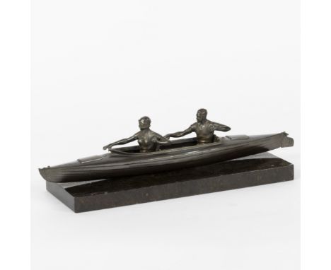 Art Deco trophy in patinated metal of a canoe with 2 rowers on a marble base, circa 1930Art-Decotrofee in gepatineerd metaal 