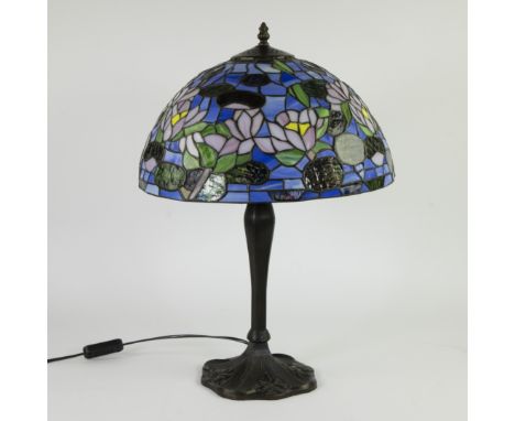 Tiffany-style table lamp with bronze base and shade with floral motifs and leavesTafellamp in Tiffany stijl met bronzen voet 