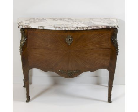 French Louis XV style chest of drawers with bronze mounts and marble topFranse commode in Louis XV-stijl met bronzen monturen