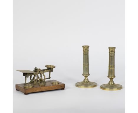 Pair of bronze Empire candlesticks and brass scales marked S. Mordan &amp; Co LondonPaar bronzen Empire kandelaars en messing