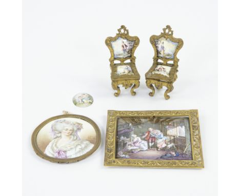 Collection of 3 miniatures in enamel including a genre painting and 2 chairs, 18th centuryLot van 3 miniaturen in emaille waa