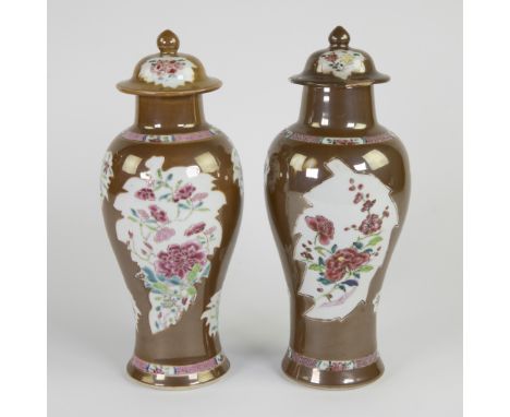 2 Chinese lidded café au lait famille rose vases, 18th century2 Chinese dekselvaasjes café au lait famille rose, 18e eeuwH 28