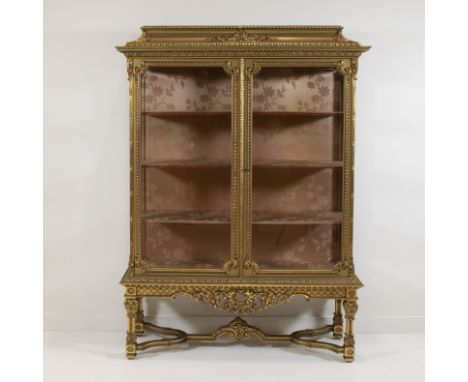 An Italian gilt two-door display cabinet with fine decoration of pearl borders, garlands and shells, 20th centuryEen Italiaan