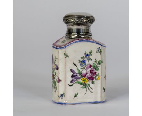 Samson porcelain tea caddy with silver capPorseleinen Samson theebus met zilveren dop13 x 8 x 5 cm