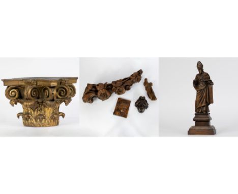 Old gilt Corinthian capital, 3 bas-reliefs, 1 wooden ornament with fruit and wooden statue of a bishopOude verguld Korintisch