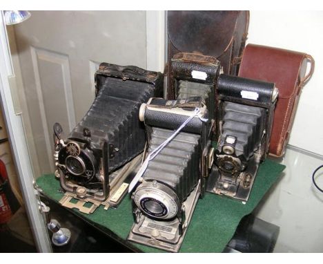 Selection of vintage cameras, including the Brownie and others 