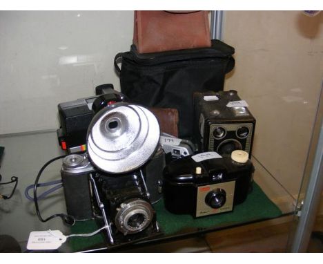 Selection of collectable vintage cameras, including Kodak Brownie and other 